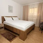 Mikaels * Tirana