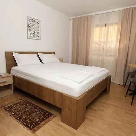 Mikaels * Tirana